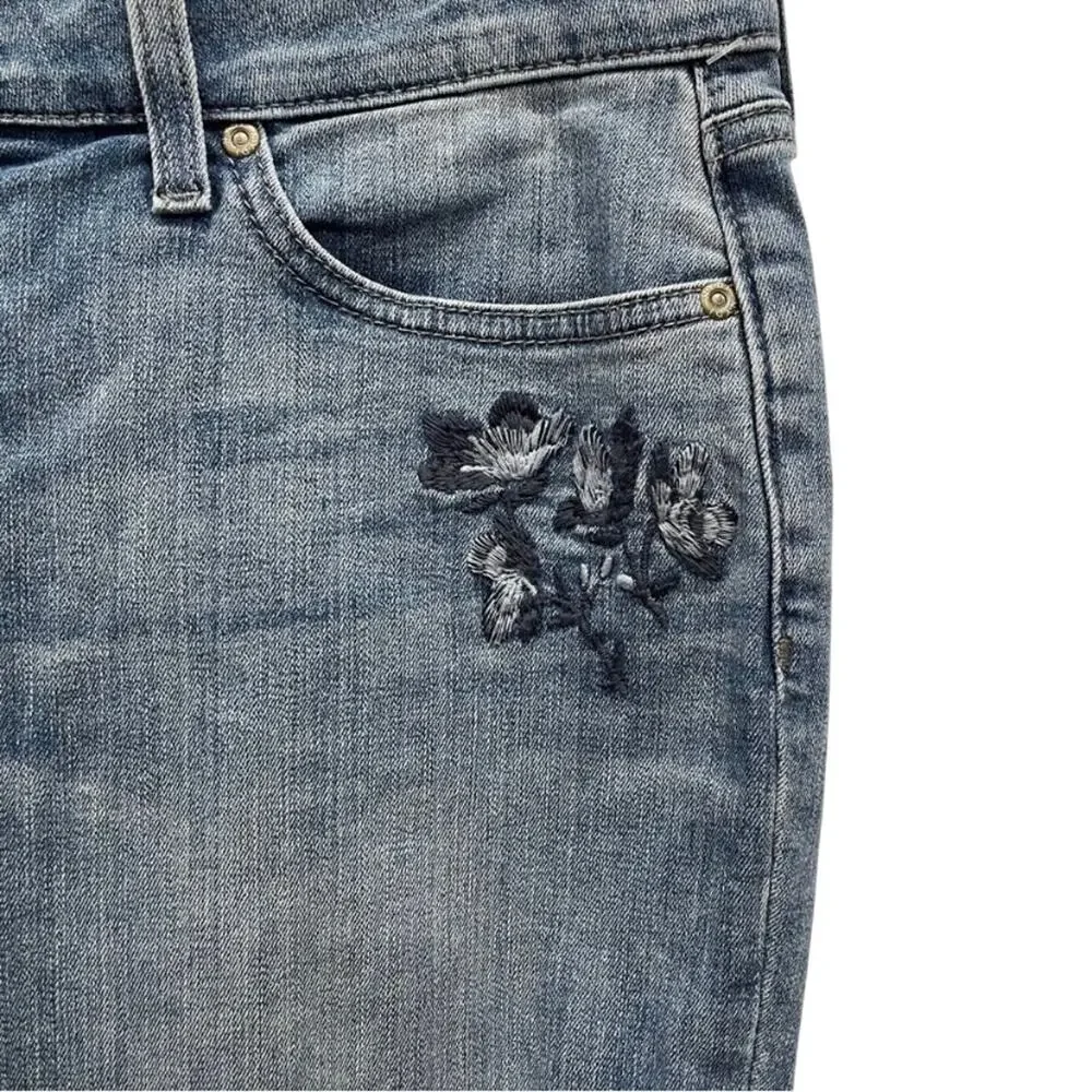 NYDJ Boyfriend Jeans Women Size 12 Blue Denim with Flower Embroidered 5 Pocket - Picture 7 of 13